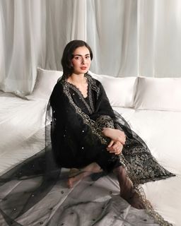 Hania Aamir feet photo 4