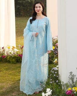 Hania Aamir feet photo 12