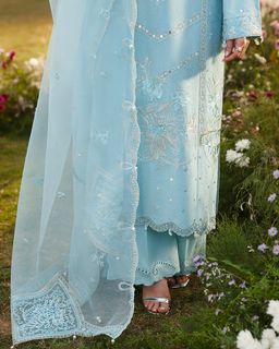 Hania Aamir feet photo 9