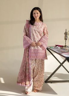 Hania Aamir feet photo 1