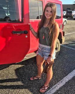 Hannah Barron feet photo thumbnail