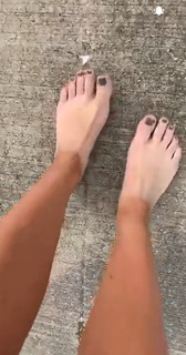 Hannah Barron feet photo thumbnail