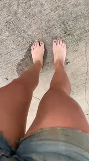 Hannah Barron feet photo thumbnail