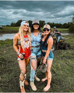 Hannah Barron feet photo thumbnail