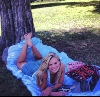 Hannah Brown feet photo 11