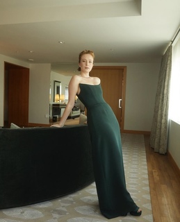 Hannah Einbinder feet photo 19