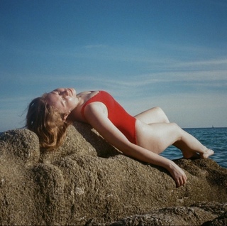 Hannah Einbinder feet photo 17