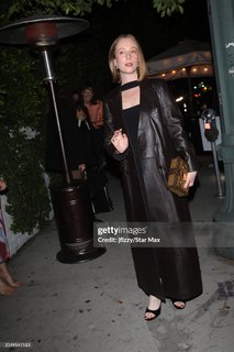 Hannah Einbinder feet photo 10