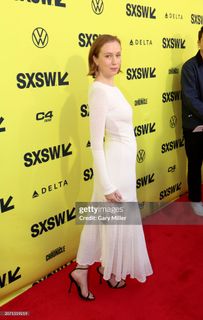 Hannah Einbinder feet photo 13