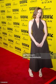 Hannah Einbinder feet photo 7