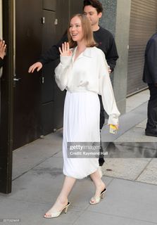 Hannah Einbinder feet photo 3