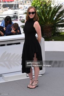 Hannah Einbinder feet photo 19
