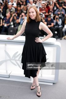 Hannah Einbinder feet photo 16