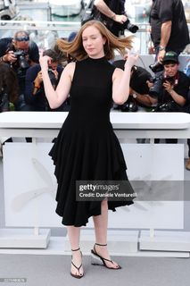 Hannah Einbinder feet photo 13