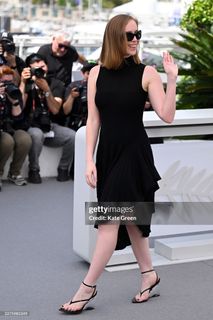 Hannah Einbinder feet photo 12
