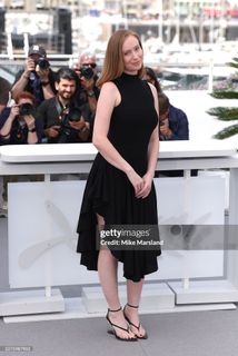 Hannah Einbinder feet photo 11