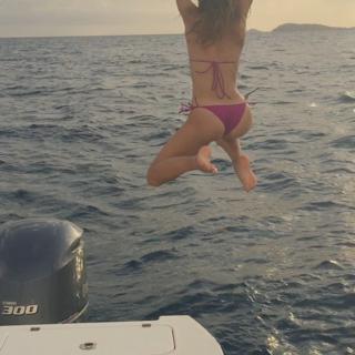 Hannah Ferguson feet photo thumbnail