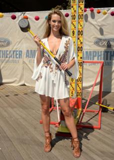 Hannah Ferguson feet photo thumbnail