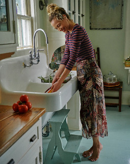 Hannah Ferguson feet photo thumbnail