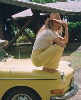 Hannah Ferguson feet photo thumbnail