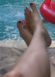 Hannah Ferrier feet photo 10
