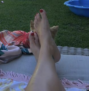 Hannah Ferrier feet photo 1