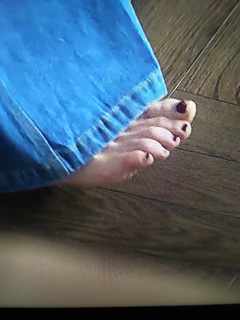 Hannah Fry feet photo thumbnail