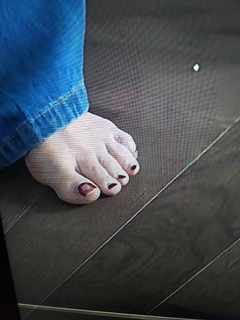 Hannah Fry feet photo thumbnail