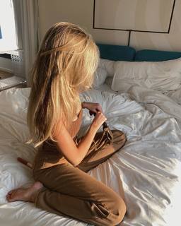Hannah Godwin feet photo 2