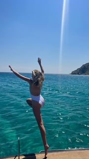 Hannah Godwin feet photo 7
