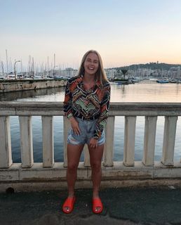Hannah Hampton feet photo 12