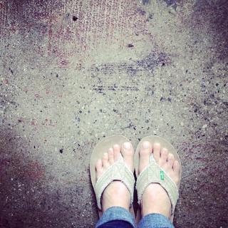 Hannah Hart feet photo thumbnail