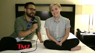 Hannah Hart feet photo thumbnail