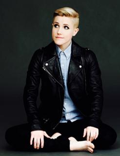 Hannah Hart feet photo thumbnail