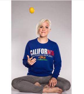 Hannah Hart feet photo thumbnail