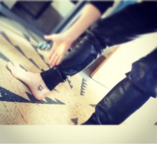 Hannah Hart feet photo thumbnail