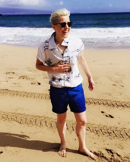 Hannah Hart feet photo thumbnail