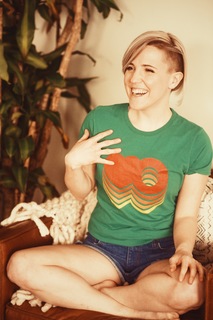 Hannah Hart feet photo thumbnail