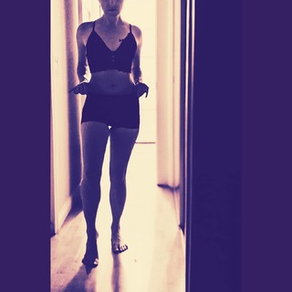 Hannah Hart feet photo thumbnail
