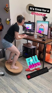 Hannah Hart feet photo thumbnail