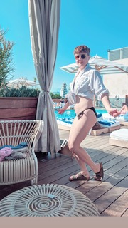Hannah Hart feet photo thumbnail