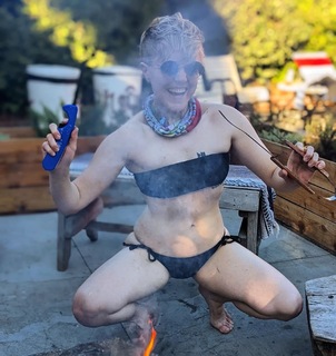 Hannah Hart feet photo thumbnail