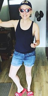 Hannah Hart feet photo thumbnail