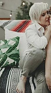 Hannah Hart feet photo thumbnail