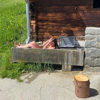 Hannah Hoekstra feet photo 1