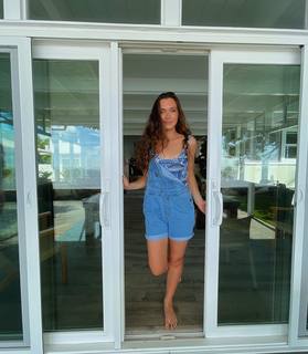Hannah Meloche feet photo 11