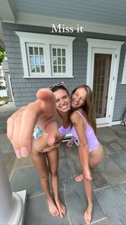 Hannah Meloche feet photo 8