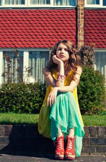 Hannah Murray feet photo thumbnail