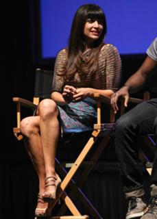 Hannah Simone feet photo thumbnail