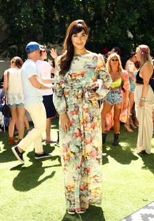 Hannah Simone feet photo thumbnail